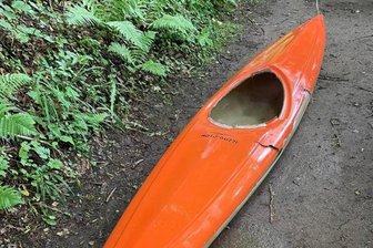 Herrenloses Kajak an der Weißen Elster angespült - Wer vermisst dieses Kajak?