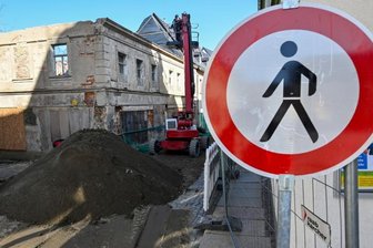 Herrenstraße diese Woche unpassierbar - Seit Montag ist die Herrenstraße im Bereich des Welkerschen Gutes auch für Fußgänger nicht passierbar. Der Abriss hat begonnen.