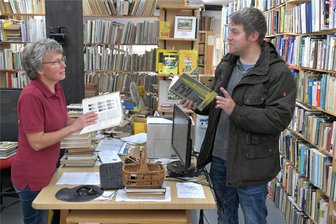 Herrin über 200.000 Bücher: Kunden des Antiquariats in Freiberg sind in aller Welt zu Hause - Im Antiquariat von Iris Schmidt in Freiberg schauen regelmäßig Stammkunden vorbei. Michael Segler aus Stralsund zählt zu ihnen. Der Bohrmeister hat in ihrem Geschäft in der Vergangenheit sogar ein Praktikum absolviert.