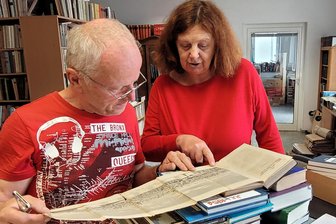 Herrin über 40.000 Bücher in Zwickau: Kann man heute noch von einem Antiquariat leben, Frau Trommer? - Michael Meinhold lässt sich gern von Jeanette Trommer beraten.
