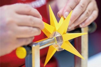 Herrnhuter Sterne - längst nicht mehr nur Weihnachtsschmuck - In der Schauwerkstatt der Herrnhuter Sterne GmbH: Das Original besteht aus 25 Zacken - 17 vier- und acht dreieckigen.