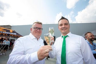 Hersteller von Simson-Ersatzteilen feiert Richtfest für Neubau im Vogtland: „Wir produzieren Dinge, die eigentlich keiner braucht“ - Richtfest: Die beiden Geschäftsführer Jens Opitz (links) und Martin Richter stoßen mit einem Glas Sekt an.