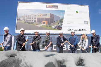 Hersteller von Simson-Ersatzteilen investiert 13 Millionen Euro in neue Halle im Vogtland: Warum die Firmengründer zuletzt schlaflose Nächte hatten - Die Geschäftsführer von „ZT Tuning“, Vertreter von Goldbeck-Bau sowie die Globus-Marktleiterin Kitty Fischer (2. von rechts) und der Weischlitzer Bürgermeister Steffen Raab (2. von links) vollzogen am Dienstag den ersten Spatenstich für das Neubauvorhaben.