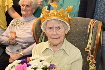 Herta Dietz feiert ihren 105. Geburtstag in Bad Elster wie eine Königin: „Ich weiß gar nicht, wie ich so alt werden konnte“ - Alterkönigin im Vogtland: Herta Dietz feierte in Bad Elster ihren 105. Geburtstag.