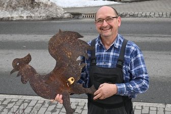 Heruntergeweht und überfahren: Neudorfer Wetterhahn fliegt nach 320 Jahren vom Turm - Bernd Fuhrmann mit dem abgestürzten Wetterhahn neben der Fundstelle auf der Crottendorfer Straße. 