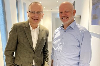 Herz-Experte neuer Chefarzt in Paracelsus-Klinik im Vogtland - Dr. Rafael Ulrych (links) und Klinik-Geschäftsführer Jan Müller.