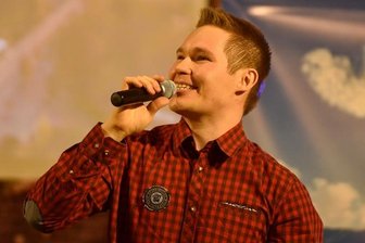 Herz-Melodien mit Markus Hoffmann - Kaum das Markus Hoffmann in der Katharinenkirche das erste Lied angestimmt hatte, schaltete das Publikum auf Schunkelmodus.