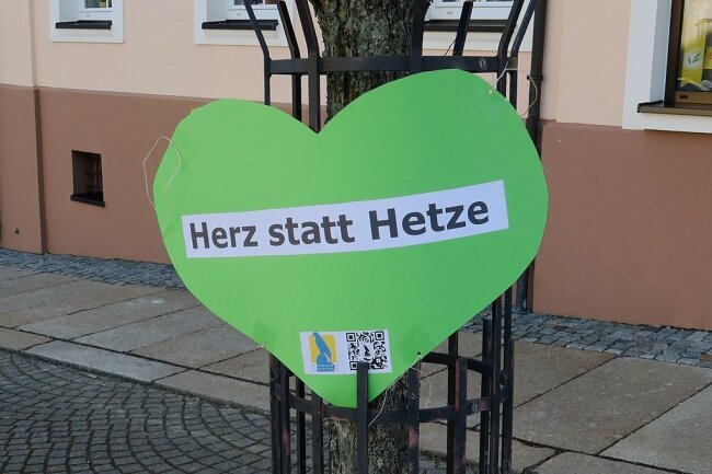 "Herz statt Hetze": Bunte Papierherzen werben in Zwönitz für Zusammenhalt - Im Zwönitz sind mehrere solcher Papierherzen verteilt worden. 