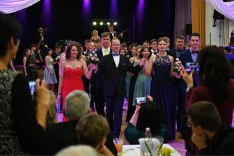 „Herzbeben“ auf der Tanzfläche im Rochlitzer Bürgerhaus - Der Tanzstunden-Abschlussball im Rochlitzer Bürgerhaus am Samstag wurde traditionell mit der Polonaise eröffnet.
