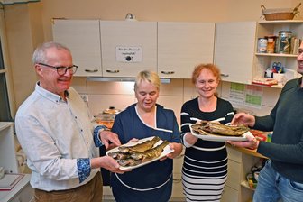 Herzensangelegenheit: Frischer Fisch für das Oederaner Hospiz - Steffen Braune, l., und Daniel Kaden mit Forellen, die Heide Wiesner und Christiane Riemer entgegennehmen.