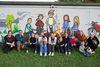 Herzensprojekt: Rodauer Kinder verschönern ihr Dorf - Stolz sind die Kinder auf die fertig gestaltete Wand.