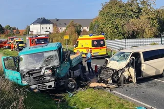 Herzinfarkt am Steuer: Taxifahrer stirbt nach Verkehrsunfall bei Leisnig - 