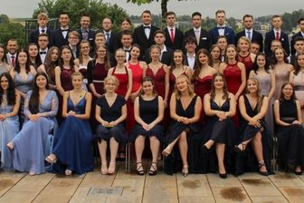 Herzlichen Glückwunsch zum Schulabschluss! - Abiturienten Matthes-Enderlein-Gymnasium Zwönitz (von links); 1. Reihe: Lene Hillig, Luise Nobis, Luisa Günther, Anne Oelschlägl, Lara Staub, Alina-Sophie Ott, Sarah Schreiter, Lisa Dettke, Lina Drechsel, Jule Groß, Jocelyn Scheller, Sophie Luckan, Hanna Przistalik; 2. Reihe: Emilia Bochmann, Jule Löps, Kassandra Kaden, Camilla Neuner, Rica Göthel, Johanna Ullmann, Leonie Sehm, Theresa Decker, Jeannine Hoffmann, Jenny-Carina Wöllner, Theresa Helbig, Anja Rindermann, Jessica Keller, Clara Klinger, Lena Reimann, Ramona Knoth, Naemi Ruttloff, Emily Groß, Lucy Nötzold, Lena Richter, Emily-Chantal Stengl, Saskia Rudolph; 3. Reihe: Bendix Störzel, Ansh Singh, Anna Lorenz, Niclas Lötzsch, Charlotte Hähnel, Raffael Mewes, Anton Schroth, Luc Elsner, Johanna Uhlig, Nico Hofmann, Paul Schwarzenberg, Sebastian Krauß, Felix Hübler, Fritz Seltmann, Jonathan Brunner, Josephine Birkigt, Jason Neumann, Sarah Liebsch, Felix Rusch, Justin Fink, Collin Babig, Saskia Häfner, Lorenz Dorroch, Louis Stöckel, Celestine Winkler, Justin Heinig, Lenny Voitel, Domenik Tiebel, Linus Naumann; 4. Reihe: Valentin Schulz, Alexander Heeg, Franz Wabnitz, Benjamin Franke, Tobias Schubert, Marcel Heine, Clemens Lötzsch, Hannes Baumgart, Valentin Conrad, Nils Wickert, Pascal Kehr, Daniel Hahn. 