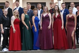 Herzlichen Glückwunsch! - Abiturienten BSZ für Gesundheit, Technik und Wirtschaft Aue, vordere Reihe von links: Laetitia Pawliczek, Marwin Lenk, Beatrice Ficker, Leonie Jenschek, Jamie Salomo, Cora Kempe, Emily Bochmann, Michelle Herold, Emily Schröder, Tutorin Frau Dobiosch; hintere Reihe: Leon Schmidt, Robin Schallow, Diego Seifert, Silas Bachmann, Dominik Schmidt, Sammy Kramer, Chris Buttgereit, Tino Lorenz, Aron Birke. 