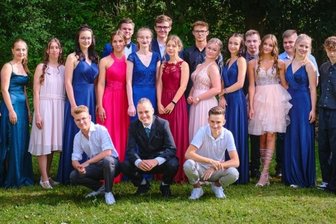 Herzlichen Glückwunsch! - Absolventen der Oberschule Thalheim (von links); 1. Reihe: Max Neubert, Otto Kurt Lehmann, Eddy Krause; 2. Reihe: Klassenleiterin Carolin Schaarschmidt, Eileen Böhme, Selina Altmann, Yasmin Micklitza, Paula Meischner, Hannah Schneider, Sandra Wetzel, Jenny Müller, Lynn Sophie Mohr, Vicky Herold, Lene Saupe, Emma Zimmermann, Maurice Greiling, Güllü Atas; 3. Reihe: Hinten: Willi Sonntag, Felix Weiße, Pascal Bunde, Ronny Steinert, Toni Baumann, Nils Krähmer.