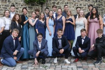 Herzlichen Glückwunsch! - Absolventen der Evangelischen Oberschule Schneeberg, Klasse 10a (von links); 1. Reihe: Martin Wegner, Amir Rezaei, Finn Mühlberg, Lennart Hartmann, Aaron Weiß; 2. Reihe: Herr Benjamin Preiß, Rebecca Leistner, Hanna Rasl, Jo-Ellen Billen, Lena Liebold, Charlotte Ziener, Marie Weiß, Johanna Baumann, Elaine Michel, Martha Dehnel, Jasmin Hafeez, Dorothea Wolf; 3. Reihe: Tim Friemel, Aidan Neubauer, Leo Radecker, Marius Pechstein, Luca Vogel, Fabian Espig, Magnus Barthel.