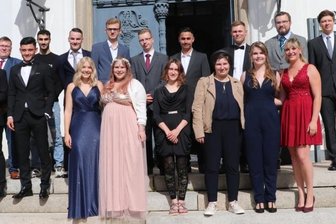 Herzlichen Glückwunsch! - Absolventen des Erzgebirgskollegs Breitenbrunn - vorne von links Marlen Thämmig, Julia Mann, Tanya Dudek, Celina Roth, Marie Schönichen und Amanda Rockstroh sowie hinten von links Saeed Al Kheder (Syrien), René Leistner, Muhammadqosim Munavvarov (Tadschikistan), Mustafa Al Taher (Irak/Realschulabschluss), Ronny Maurice Philipp Borchert, Dominik Bauer, Tobias Schnorr, Muzamil Khairzad (Afghanistan), Lorenzo Wetzel, Christian Gerlach und Marcus Korolev. .