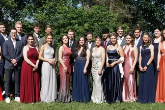 Herzlichen Glückwunsch! - Eliteschule des Wintersports Oberwiesenthal: (v. l.) Franziska Burkhardt, Yanis Jolly, Justus Walther, Fritz Martin, Ferdinand Steinberger, Celine Anfelder, Timon Grancagnolo, Henry Meyer, Pascal Kunze, Jasmina Löschner, Paul Ebell, Martin Bau, Nele Schmiedel, Ondine Anfelder, Luca Petzold, Adela Svabicova, Ruben Kretzschmar, Chiara Schneider, Joe Bretschneider, Emily Franke, Richard Böhme, Magdalena Waller, Jannis Grimmecke, Jasmin Richter, Sophie Großmann, Nelli Böcker, Anna Mildner, Pauline Heinicke, Alexandra Dietze und Lukas Hofestädt. 