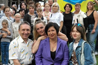 Herzliches Treffen mit ukrainischen Flüchtlingen in Geringswalde: - Serhii, Larissa und Anastasiia Shulska (v. l.) leben seit November in Geringswalde. Sonja Rief (hinten) brachte die Familie in Kontakt mit Geringswaldern.
