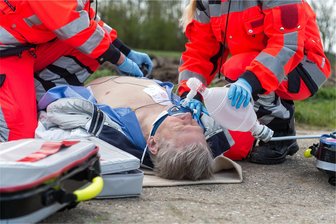 Herzrhythmusstörungen führen häufiger zum Tod - Bei Herzstillstand muss blitzschnell gehandelt werden.
