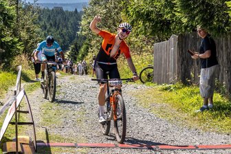 Herzschlagfinale auf dem Erzgebirgsgipfel: Cranzahler gewinnt Vier-Hübel-Tour - Knapper war es noch nie: Mit einem Vorsprung von zwei Sekunden überquert Vier-Hübel-Sieger Ruben Seemann die Ziellinie.