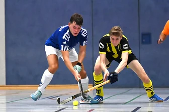 Herzschlagfinale: Freiberger Hockey-Herren verschenken Punkte - Freibergs Lucas Kaulfürst (r.) im Duell mit Torgaus Matchwinner Justus Ritter, der alle fünf Torgauer Treffer erzielte.