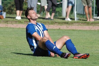 Herzschlagfinale im Vogtland: Fußballern von Germania Mittweida fehlt ein Tor zum Klassenerhalt - Leandro Schüßler hat in Syrau mehr als 90 Minuten die Außenbahn beackert – auch im Rückwärtsgang, um die Konter der Gastgeber zu stoppen. Am Ende sank auch er enttäuscht zu Boden.