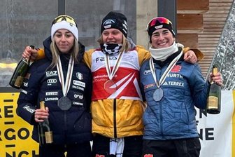 Herzschlagfinale: Skilangläuferin aus dem Erzgebirge gewinnt Continentalcup – und schielt auf Olympia - Anna-Maria Dietze (Mitte) gewann die Gesamtwertung des Continentalcups vor der Italienerin Iris De Martin Pinter (links) und Theresa Fürstenberg vom SC Partenkirchen.