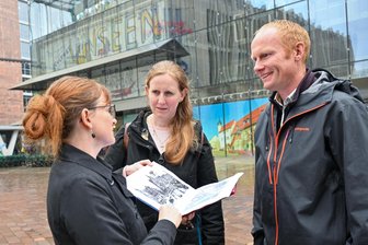 „Herzschmerz und Hoffnung“: Engländer suchen ihre Chemnitzer Familie - Cornelia Siegel von der Stadtverwaltung zusammen mit Hannah Allan und William Godwin auf den Spuren einer Familiengeschichte.