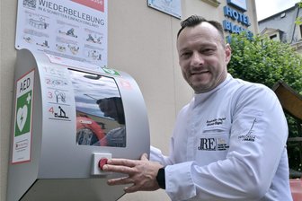 Herzsicher im Erzgebirge: Stadt hat zwei weitere Defibrillatoren - Am Hotel „Blauer Engel“ in Aue ist ein Laien-Defibrillator angebracht worden - im Bild Geschäftsführer Benjamin Unger.