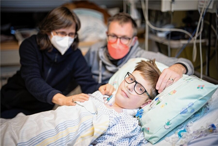 Herzstillstand: Wie Anton beinahe an der Grippe starb - Ein wenig Atemunterstützung braucht Anton Kempe noch. Die Beatmung an der Herz-Lungen-Maschine im Uniklinikum Dresden hat dem 15-Jährigen das Leben gerettet. Seine Eltern Jana Kempe und Henry Blasche sind dankbar und glücklich. 