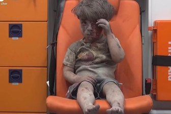 Herzzerreißendes Video zeigt kleinen Jungen als Bombenopfer in Aleppo -
