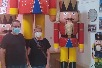 Hessen genießen Urlaub im Erzgebirge - Lothar Kneifel und Doris Hellmuth bei ihrem Besuch im Nussknackermuseum in Neuhausen.