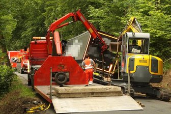 Hetzdorf: Laster kippt in Graben - 