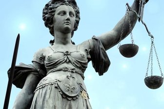 Hetze gegen Flüchtlinge: Gericht verurteilt Erzgebirger - Das Urteil ist gesprochen: Ein Erzgebirger ist wegen Volksverhetzung zu einer Geldstrafe verurteilt worden.