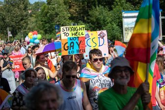 Hetze im Netz gegen Christopher-Street-Day in Plauen hat ein Nachspiel - Etwa 430 Menschen liefen beim CSD mit. Sie demonstrierten für Toleranz und die soziale Akzeptanz von Schwulen, Lesben, Bisexuellen und Transmenschen sowie gegen jegliche Form von Diskriminierung.
