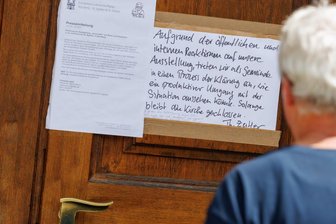 Hetze in der Kirche: Wiedereröffnung der Praunheim-Ausstellung am Mittwoch in Nürnberger Galerie - An der Eingangstür zur Nürnberger Kirche St. Egidien hängt eine Pressemitteilung so wie ein handgeschriebener Zettel zur vorübergehenden Schließung der Ausstellung «Jesus liebt». Nach Kritik an teils expliziten sexuellen Darstellungen hat die Nürnberger Egidienkirche die Ausstellung «Jesus liebt» mit Bildern des Regisseurs Rosa von Praunheim mittlerweile ganz geschlossen.  