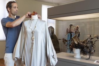 Heute bei Fabulix: Originale Kostüme von kleinen Meerjungfrauen und dem Herrn der Unterwelt - Bastian Guthke drapiert das Kostüm der kleinen Meerjungfrau für die Ausstellung.