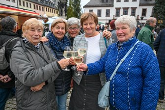 „Heute bleibt unsere Küche kalt“: Genussmarkt in Rochlitz begeistert mit ungewöhnlichen Köstlichkeiten - Der Genussmarkt in Rochlitz wurde zum Besuchermagneten. Die Freundinnen Heidi, Moni, Andrea, Ursula und Beate ließen sich die Köstlichkeiten nicht entgehen.