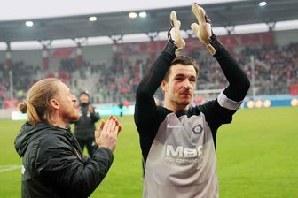 "Heute fahren alle mit einem Lächeln nach Hause": Die Stimmen nach dem Auswärtssieg des FC Erzgebirge Aue - Aues Torwart Martin Männel jubelt nach dem Spiel. 