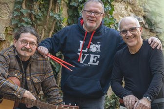 Heute für Kurzentschlossene: Mit Ostrockhits in den Sommer tanzen - Das Trio "The old Socks" lädt heute in Auerbach zum Sommernachtstanz.
