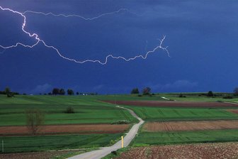 Heute Hitzewarnung und schwere Gewitter in Sachsen: Aber das schwüle Wetter endet - Am Mittwochnachmittag kann es in Sachsen heftig gewittern.