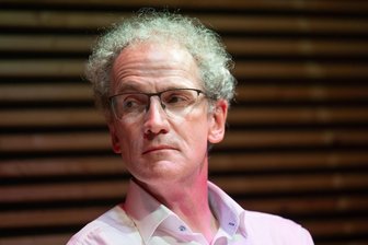Heute noch über Ost und West diskutieren? Chemnitzer Rotarier streiten über Einladung von Dirk Oschmann - Literaturwissenschaftler Dirk Oschmann löste bereits vor seinem Auftritt in Chemnitz erneut eine Debatte aus.
