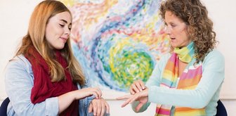 Heute schon geklopft? - Die Kinder- und Jugendtherapeutin Claudia Reinicke erklärt Patientin Alisia die sogenannte Klopftechnik. Den Handpunkt etwa kann jeder überall unauffällig klopfen.