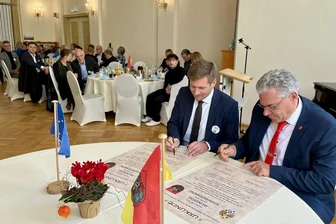 „Heute sind die Probleme ähnlich“ – Wunsiedel und Schwarzenberg halten an Partnerschaft fest - Die Stadtchefs Nicolas Lahovnik und Ruben Gehart (r.) unterzeichneten die Urkunden.