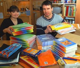 Heute Start: Bündnis öffnet "Schultankstellen" - 
              <p class="artikelinhalt">Auch im Kindertreff "Stadtmitte" in Annaberg-Buchholz gibt es seit heute eine Schultankstelle. Praktikantin Katharina Bruske und Mitarbeiter Jens Pöschl haben am Montag unter anderem Hefte, Blöcke, Hefter und Stifte ausgepackt. </p>
            