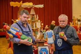 Der Schrecken bei den Thumern sitzt tief. Die Liederspieldose am Rathaus wurde von Unbekannten zerstört. Dabei wurden die Figuren entfernt und auf den Boden geknallt. Der Schnitzverein aus Thum ist stinksauer. 