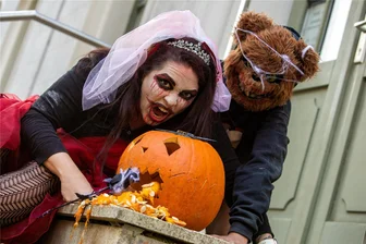 Hexen, Halloween und Gruselspaß: Das ist los am langen Oktober-Wochenende im Vogtland - Große Partystimmung herrscht am verlängerten Wochenende bei vielen Halloweenfans. In der Region finden zahlreiche Feste und Partys statt – mal mit Kürbissen, Lampions oder großem Feuerwerk.