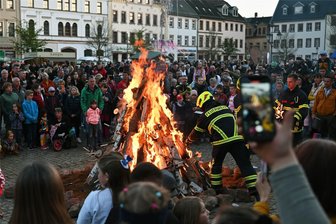 Hexenfeuer: Hier lodern die Flammen zwischen Frankenberg und Penig - Geschätzt mehr als tausend Besucher lockt das Hexenfeuer – hier ein Foto aus dem vorigen Jahr – in die Innenstadt von Rochlitz. Wenn die Feuerwehrleute nach dem Fackelumzug das Holz entzünden, versammeln sich die Gäste um die wärmenden Flammen.