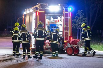 Hexenfeuer im Erzgebirge vorzeitig entzündet: Feuerwehr verhindert Schlimmeres - Einen Feuerwehreinsatz gab es am späten Mittwochabend in Thalheim.